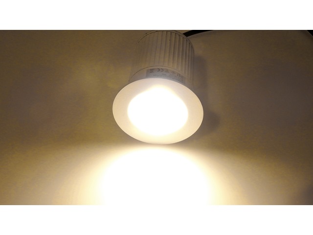 Fluorescent spotlight discount